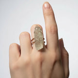 Verstelbare, verzilverde ring met mineralen